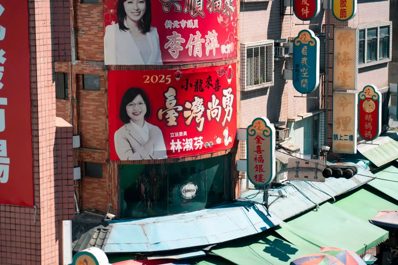 重庆户外广告喷绘布选购要点:灯布与网格布性能对比分析正文配图 1