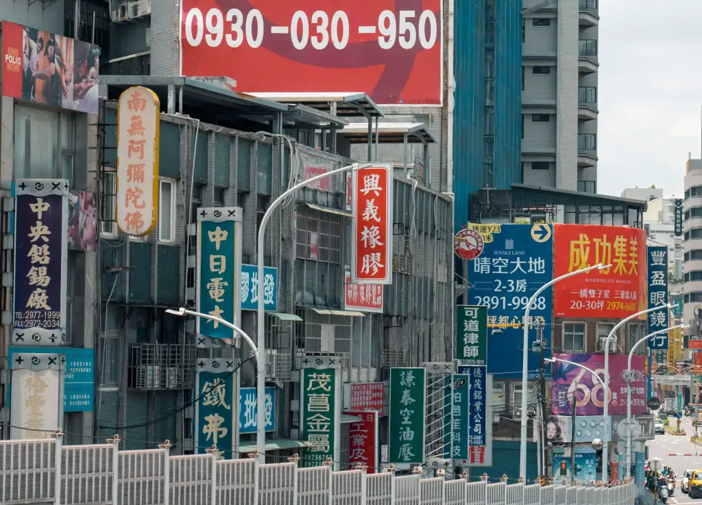 重庆户外广告喷绘布与灯布材质选择指南及耐用性对比正文配图 1