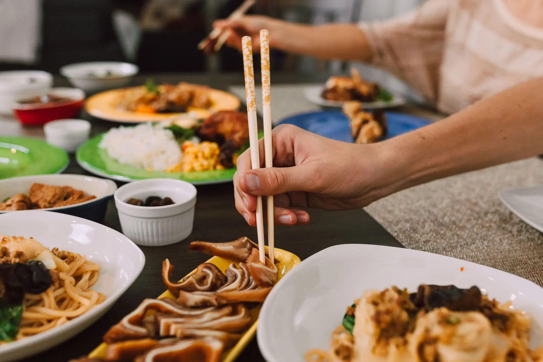 重庆广告喷绘材料批发:喷绘布与灯布采购要点解析